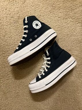 Platform Converse (Womem’s Size 5, Can Fit Size 6)
